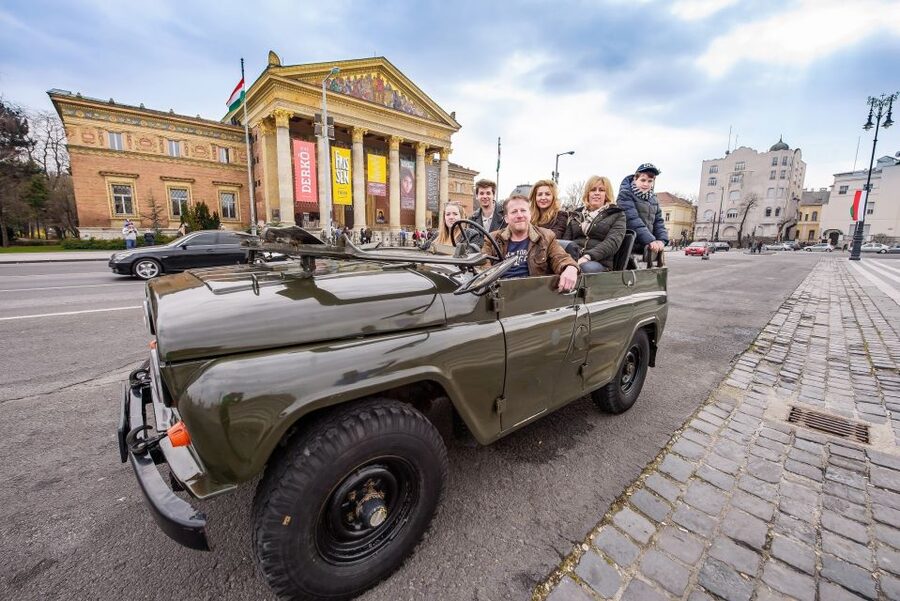 Budapest: Private City Tour with a Vintage Russian Jeep - Shoes on the Danube Bank and Chain Bridge: end strong in daylight