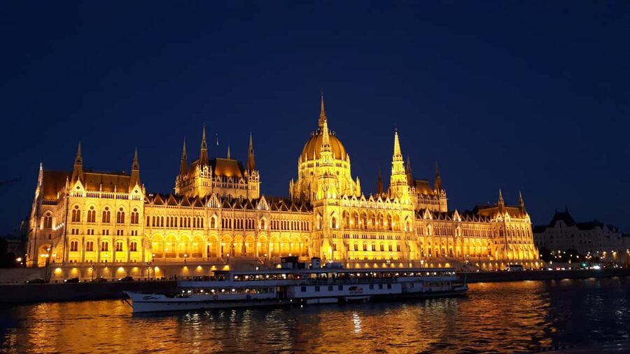 Budapest: Private Customizable Guided Tour - Meeting at Erzsébet tér and the easiest way to start strong