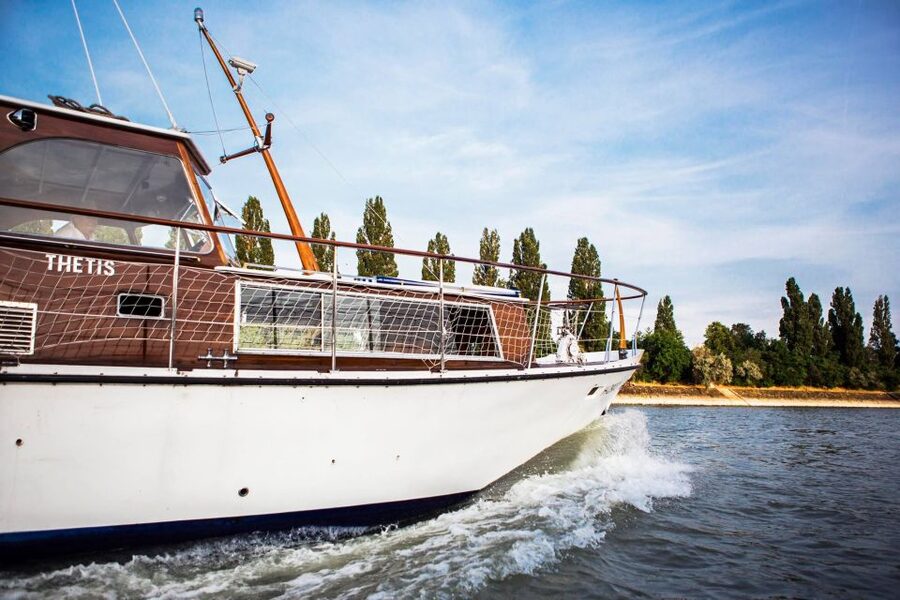 Budapest: Private Danube Yacht Cruise with Welcome Drink - Welcome drink, snacks, and gourmet meals: how to enjoy without guessing