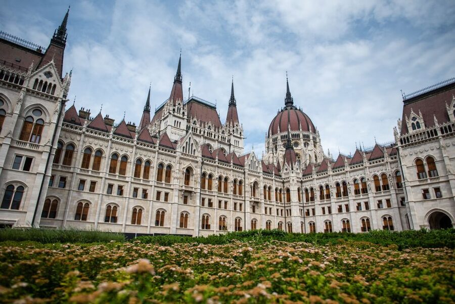 Budapest: Private Luxury Sightseeing Tour - Entering Budapest’s top sights in comfort