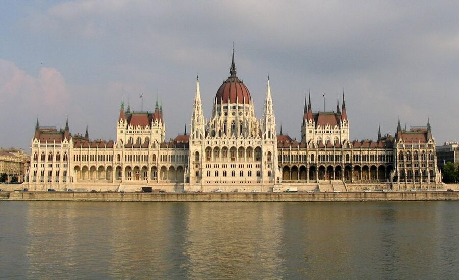 Budapest: Private Walking Tour of City with Spanish Guide - Private Budapest walking with a Spanish guide, and why it feels easier