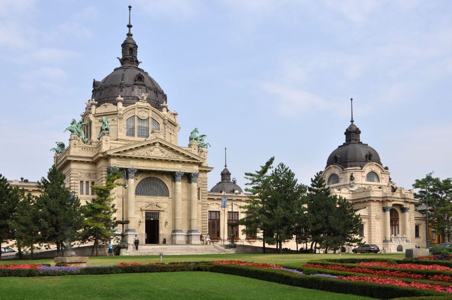 Budapest: Private Walking Tour of City with Spanish Guide - From St. Stephen’s Basilica into the Jewish Quarter, then the synagogue area