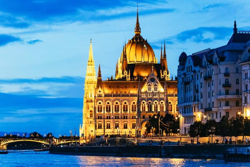 Budapest: Prosecco Dinner Cruise with Live Music - Why a Danube dinner cruise works in Budapest