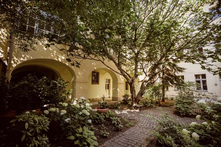 Budapest: Secrets of the Old Town of Buda Guided Walk - The payoff stop: De la Motte B.-Palace, Baroque rooms, herb loft, and the WWII cellar