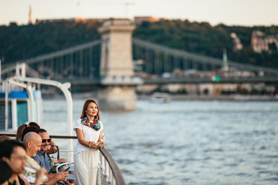 Budapest: Sightseeing Cruise on the Danube - Live Music and the On-board Bar: Fun, Then Realistic