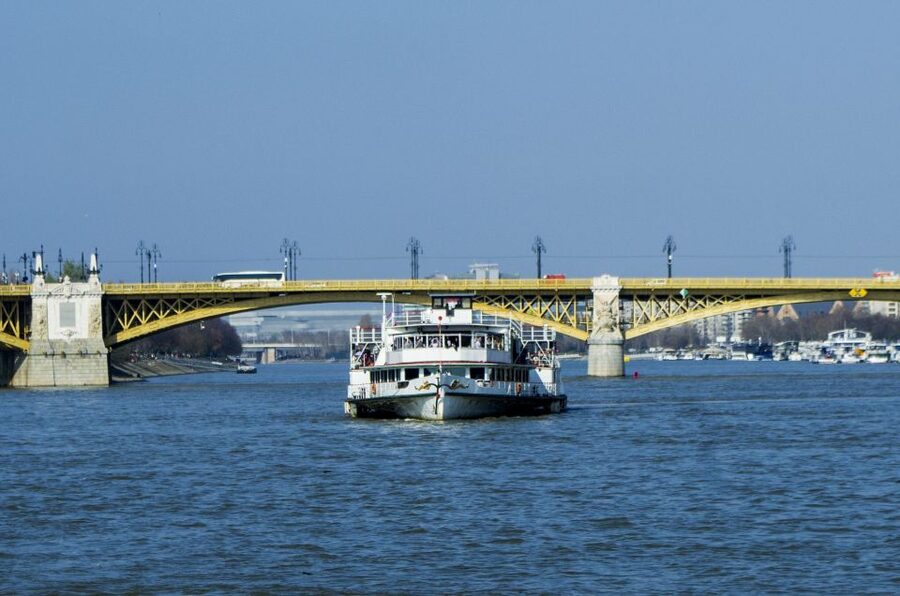 Budapest: Sightseeing Cruise on the Danube - Deck Strategy: Best Seats, Rail Photos, and Getting Warm