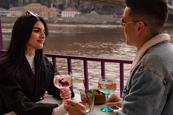 Budapest Sightseeing with Drink Included - Where you meet and what the boat setup means for your photos
