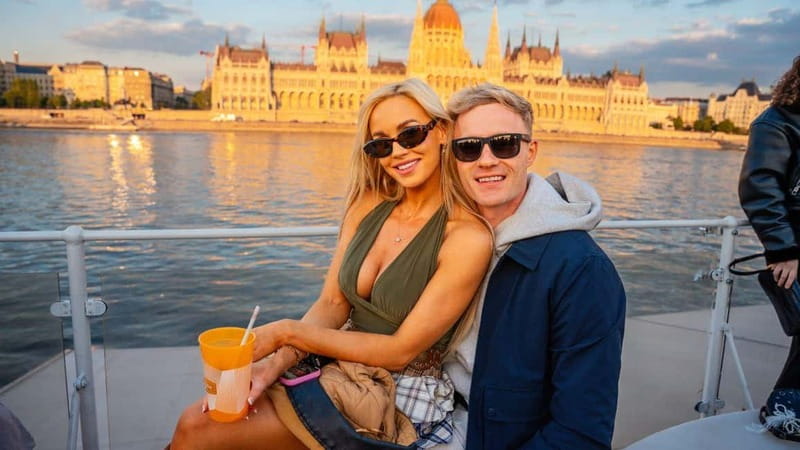 Budapest: Sip & Sail Danube Cruise with Unlimited Beer - Comfort and Photo Tips from the Panoramic Seating