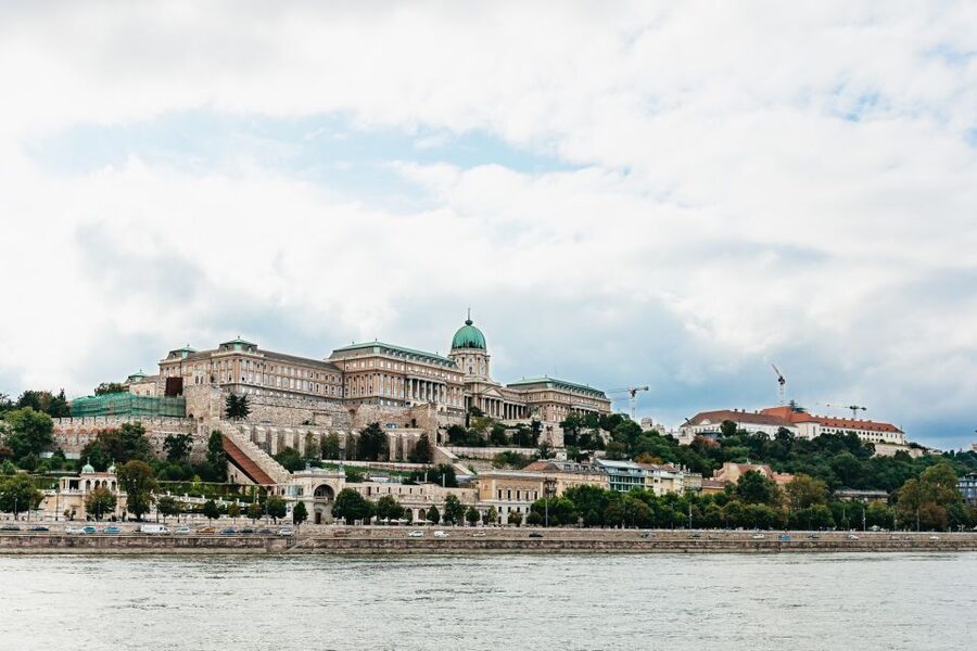 Budapest: Sunset Cocktail Cruise - Who should book this cruise, and who should skip it