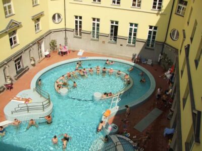 Budapest Super Saver: Spa, Basilica Tour, and Danube Cruise