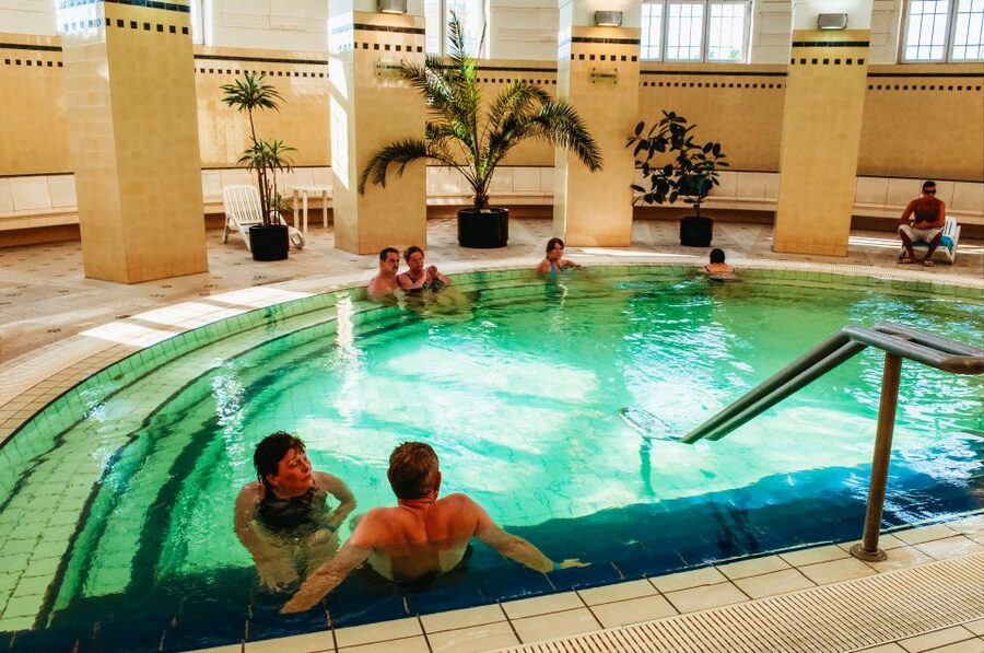 Budapest: Széchenyi Spa Day Ticket with Optional Upgrades - Locker versus private cabin: where your upgrade actually pays off