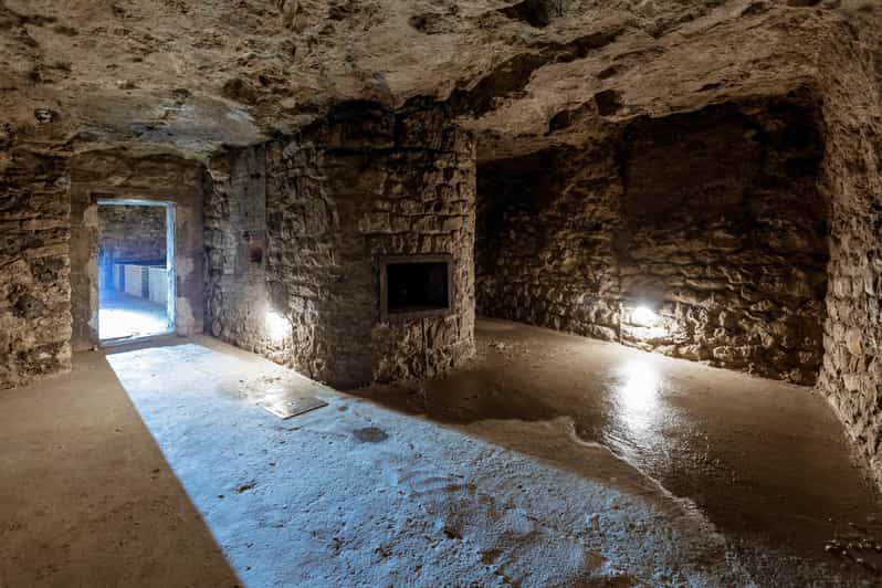Budapest: The WWII Siege of Buda Castle & Bomb Shelter Tour - Guides who make the siege feel clear: Rita, Jonas, Kopp, Balacsz