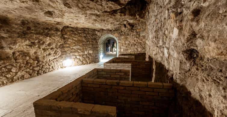 Budapest: The WWII Siege of Buda Castle & Bomb Shelter Tour - Meeting at Dísz tér 15, finding the turquoise umbrella, and staying on time
