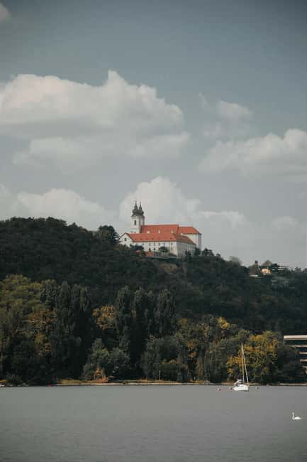 Budapest: Tihany Peninsula Hike and Abbey Day Trip - From Kelenföld to Balatonfüred: the ride that sets the mood