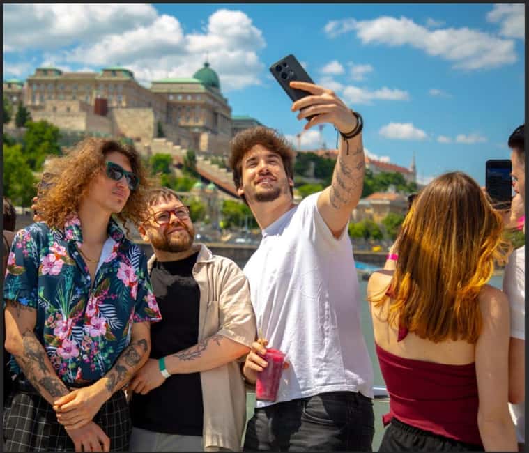 Budapest: Unlimited Drink Cruise - Buda Castle, Gellért Hill, and the classic hill-and-river look