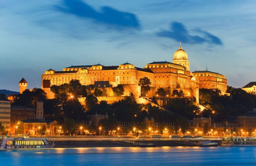 Budapest: Unlimited Prosecco and Wine Sightseeing Cruise - Margaret Bridge and the Parliament stretch: the “instant Budapest” opener
