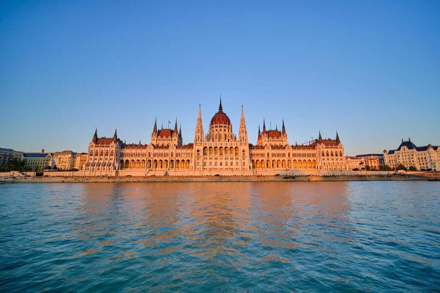 Budapest: Unlimited Prosecco & Aperitivo Sightseeing Cruise - The Danube route, and what to watch for at each major landmark