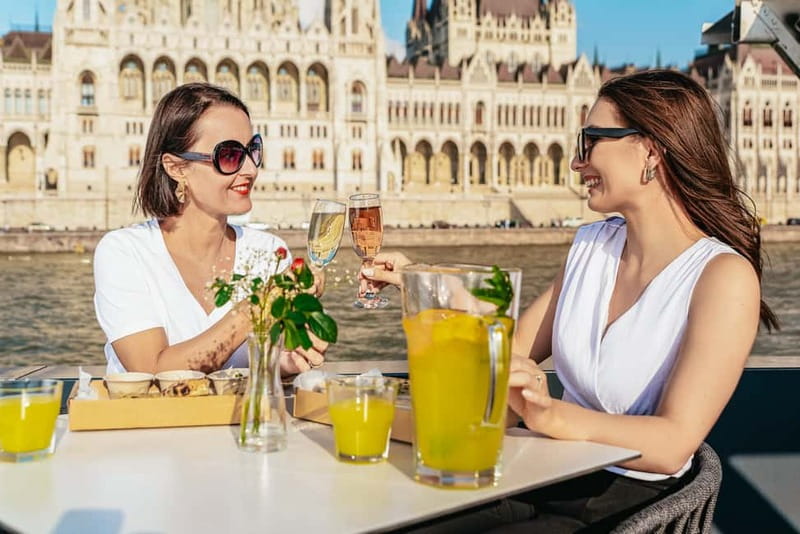 Budapest: Unlimited Prosecco, Beer and Aperol Spritz Cruise - A 75-minute Danube night cruise is the fastest way to see the big sights