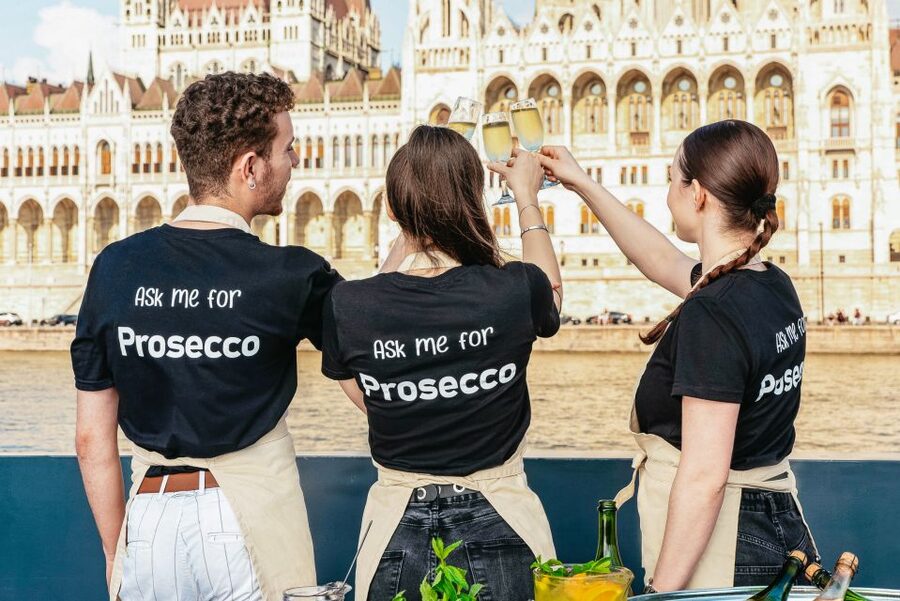 Budapest: Unlimited Prosecco, Beer and Aperol Spritz Cruise - Landmark views from the Danube: what the audioguide helps you notice