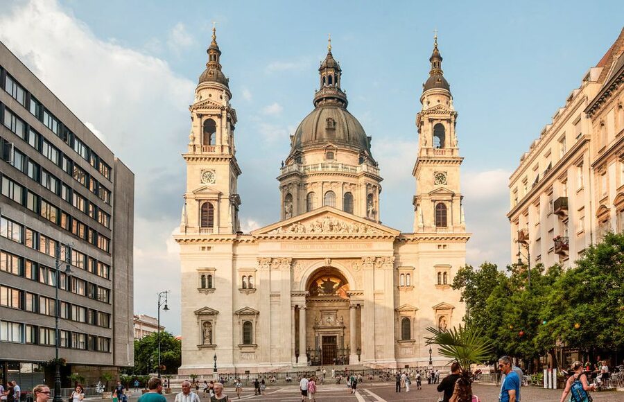 Budapest: Walking Tour in German - Fisherman’s Bastion viewpoints, the payoff you plan your timing around