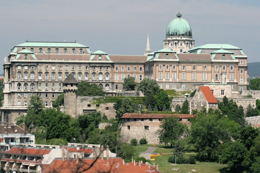 Budapest: Walking Tour in German - Pace, clothing rules, and who this is best for