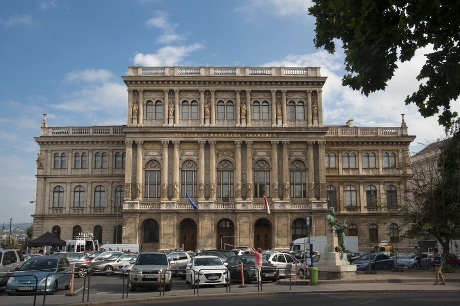 Budapest Walking Tour with a Professional Local Guide - Getting your bearings in central Budapest, fast
