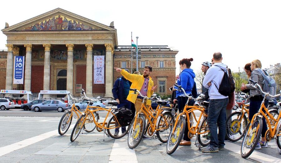 Budapest ❤️Winter Bike Tour with Coffee Stop❤️ - Andrassy Boulevard to St. Stephen’s Basilica: the downtown opener