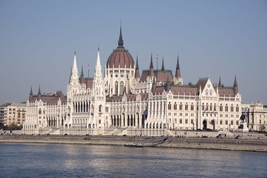 Castle District & Pest Driving Tour with Danube River Cruise - Two meeting points: the logistics that can make or break your timing