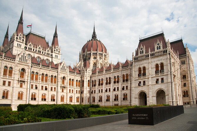 Classic Walk in Budapest - Fountain of King Matthias and Sándor Palace: Quick Stops With Real Atmosphere