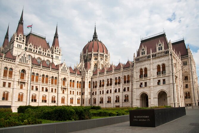 Comprehensive sightseeing tour - Szabadság tér, Kossuth Lajos Square, and Parliament’s Big Presence