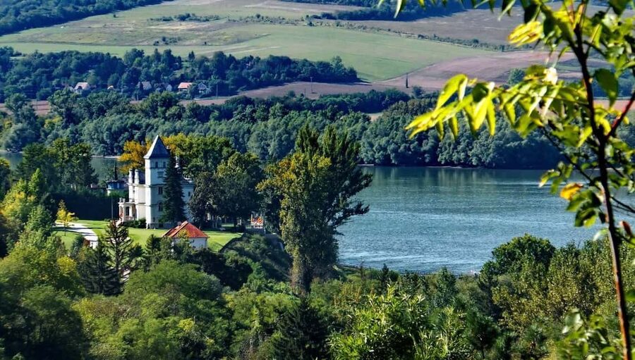 Danube Bend Day Trip - Nature Escape to Zebegény - Budapest-Nyugati to the Danube Bend: the panoramic train start
