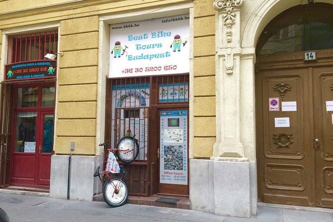 E-Bike Guided Tour in Castle Hill Budapest - St. Stephen’s Basilica: the dome moment and the mummified hand
