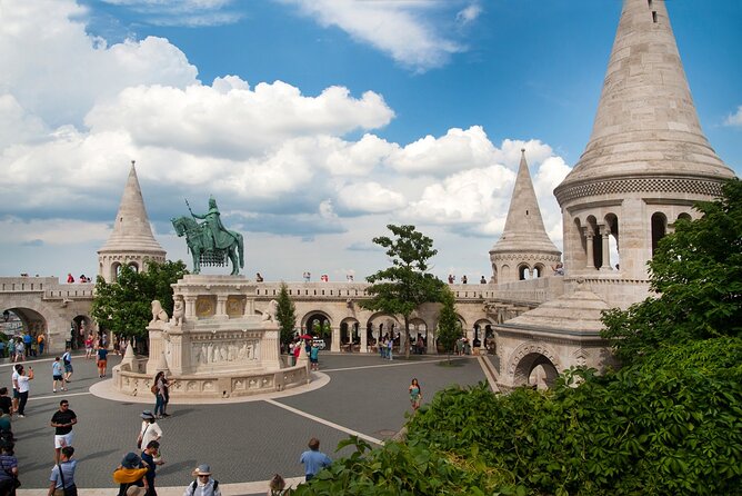 Essential Walking Tour - Sandor Palace and the historical-uniform guard look