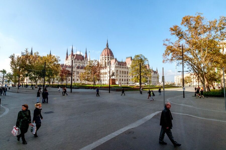 From Vienna: Guided Day Trip to Budapest - Heroes Square Photo Stop: Quick, Iconic, and Timing-Sensitive