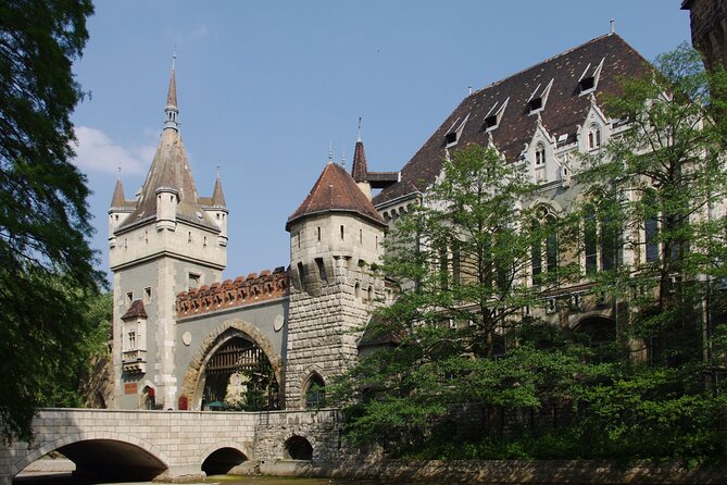 General sightseeing tour - Matthias Church and the optional inside visit
