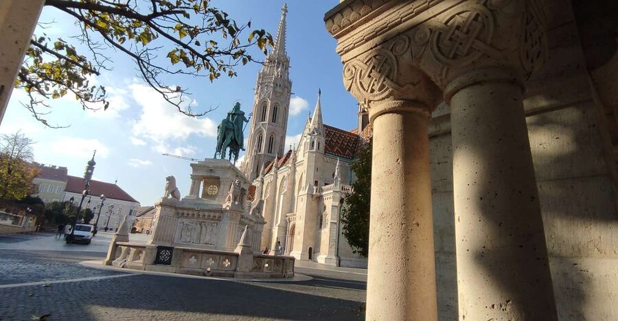 German guided tour through Budapest's castle district - Mary Magdalene Tower and Ruszwurm, a smart warm-up stop