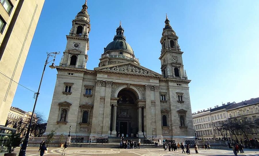 German speaking guided walking tour in Budapest - The Danube Side and a Quick Public Transport Hop