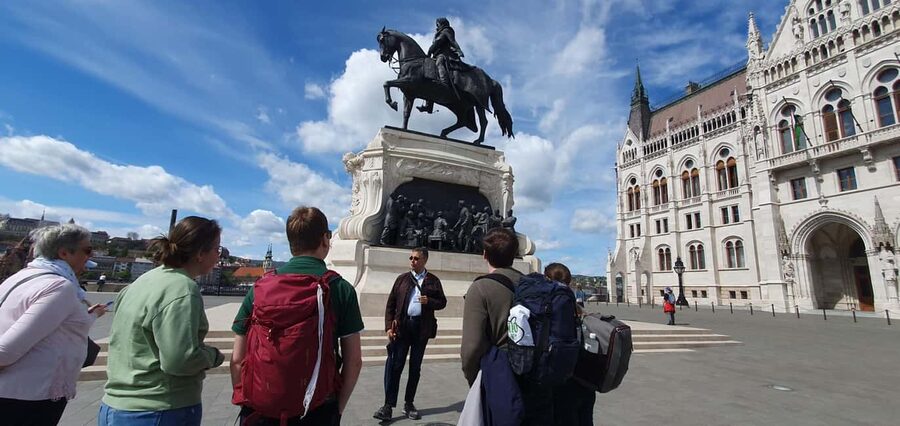 German speaking guided walking tour in Budapest - Pest City Centre: Art Nouveau Palaces, Banking, and Real Life