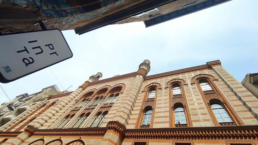 German tour in the Budapest city centre & the Jewish quarter - Jewish Quarter Walking Segment: Synagogues, Monuments, and Ruin-Pub Culture