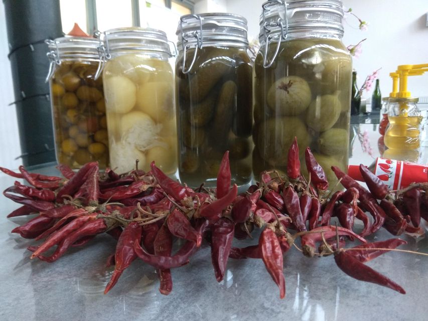 German tour in the Market Hall of Budapest with tastings - Paprika practice: learning the differences, then tasting them