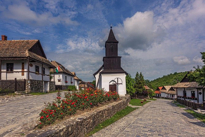 HOLLÓKŐ UNESCO World Heritage site + Eger Castle Private guided tour - Hollókő castle on the edge: dramatic views and medieval footing