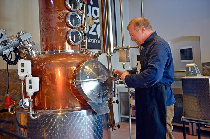 Hungarian pálinka distillery visit and tasting - Distillery time: watching production with a pálinka master