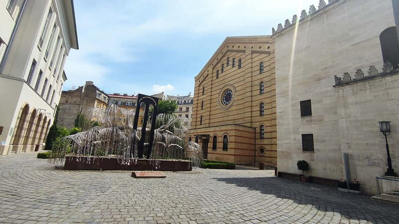 Jewish Budapest (German-language city tour) - Madách tér and the Gate to the Jewish Quarter start strong