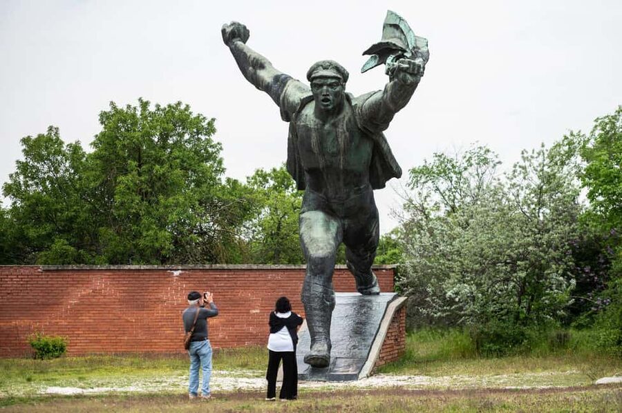 Life Behind the Iron Curtain, the communist Budapest private - Memento Park: An Outdoor Archive of Soviet-Era Monuments