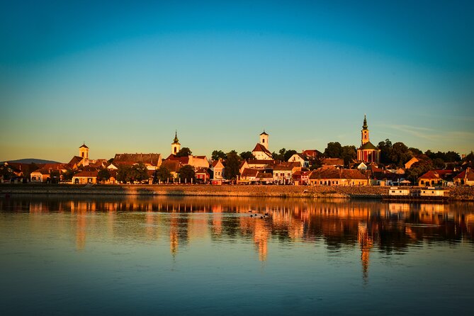 Luxurious, private day cruise with a waterlimousine to Szentendre - Cruise under the famous bridge, then let the day breathe