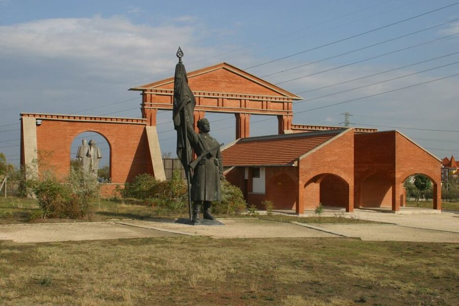 Memento Park: Official Guided Tour with Entry Ticket - Why Memento Park is more than a photo stop