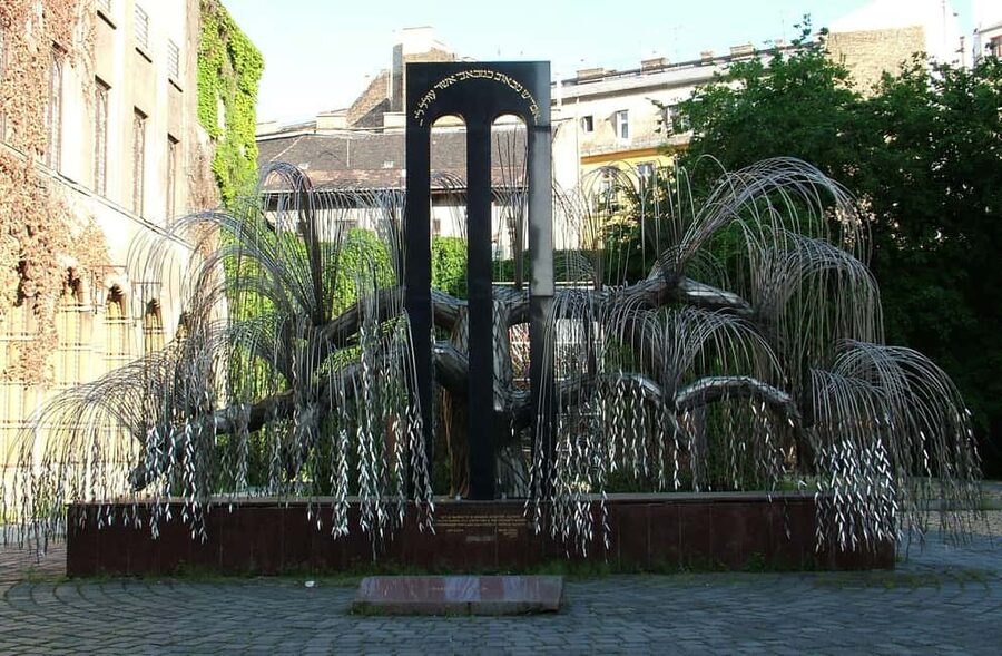 PRIVATE Budapest Jewish Heritage Walking Tour - Food Tasting - From Starbucks on Fashion Street to the Jewish Quarter, in 2 Hours