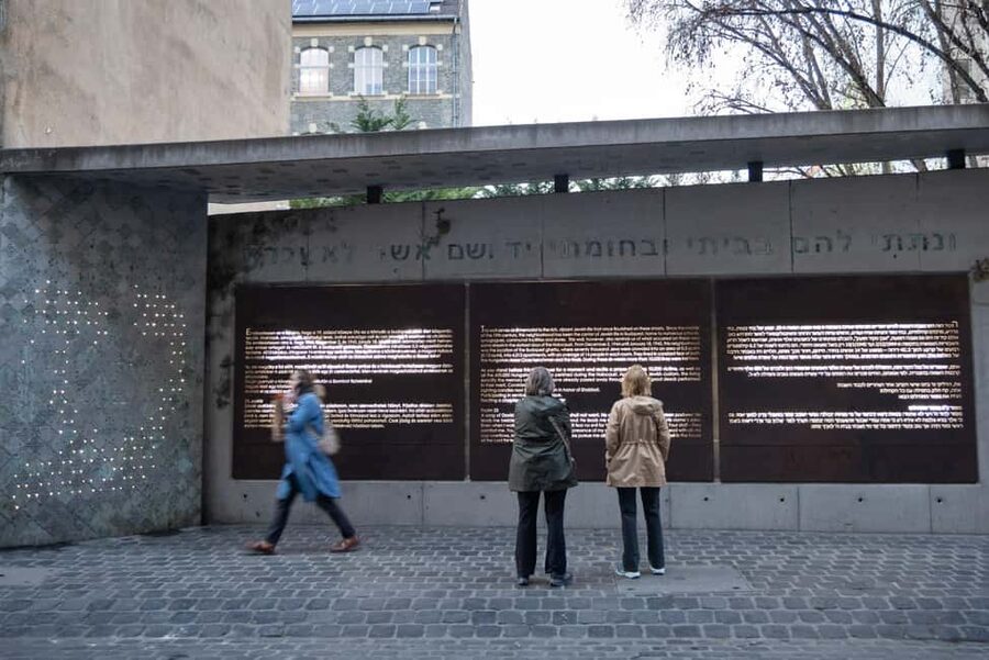 Private Jewish Quarter Walking Tour with Synagogue entry - Start at Budapest Eye, then walk into the Jewish Quarter