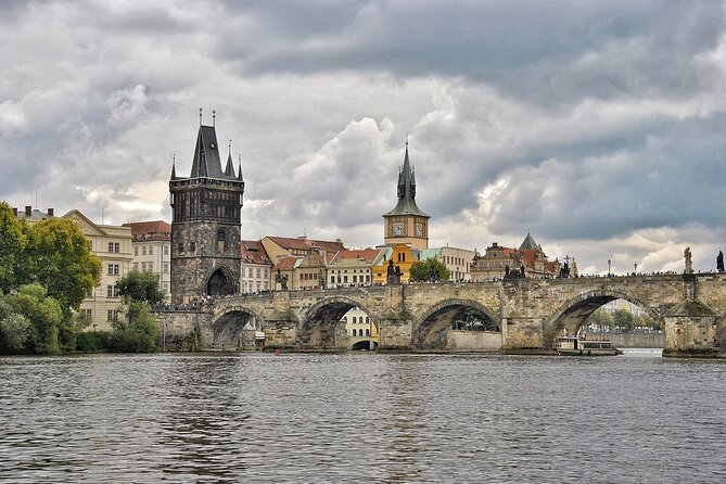 Private Transfer from Budapest to Prague with 2 hours for sightseeing - Who should book this private transfer, and who might skip it