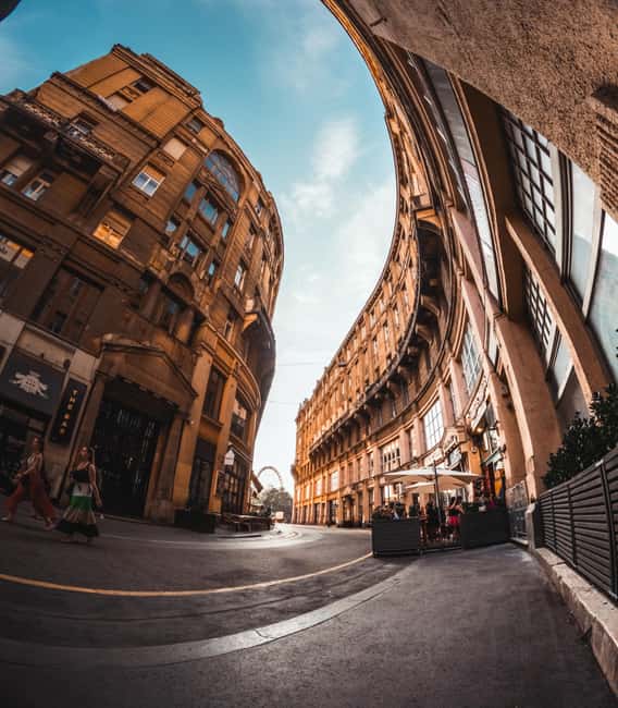 Street photography with your smartphone, tour of Budapest - Liberty Bridge photo stop, how to frame the Danube without wasting shots